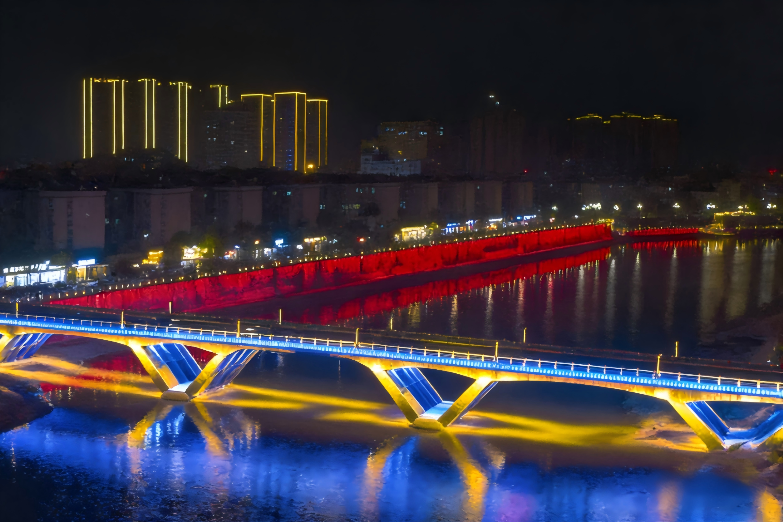 The five-color light and shadow of the RGBWA wall washer gives the waterfront a new look on both sides of the river.
