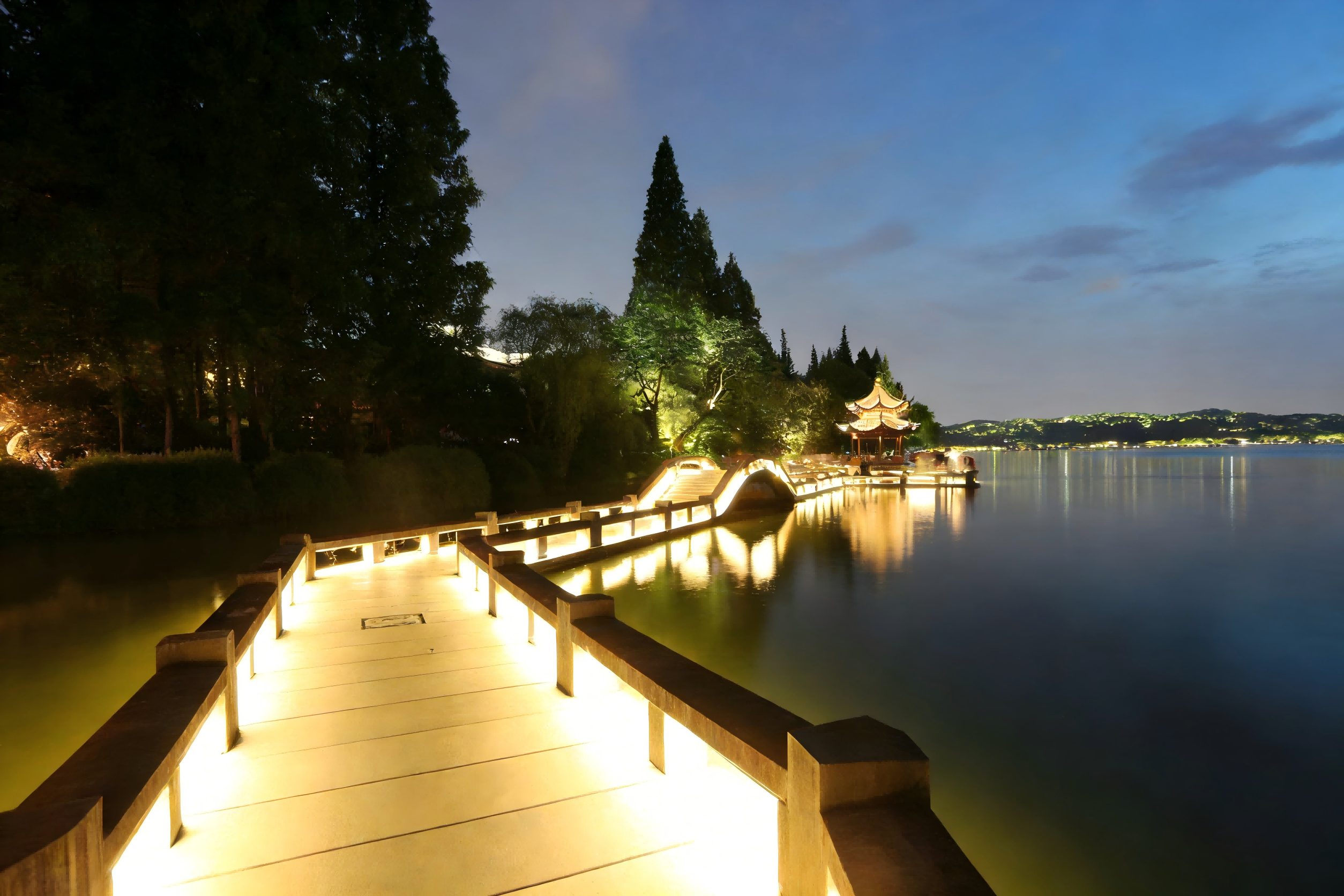 JBOAN IP68 waterproof neon lights light up the West Lake Covered Bridge (Picture 2)