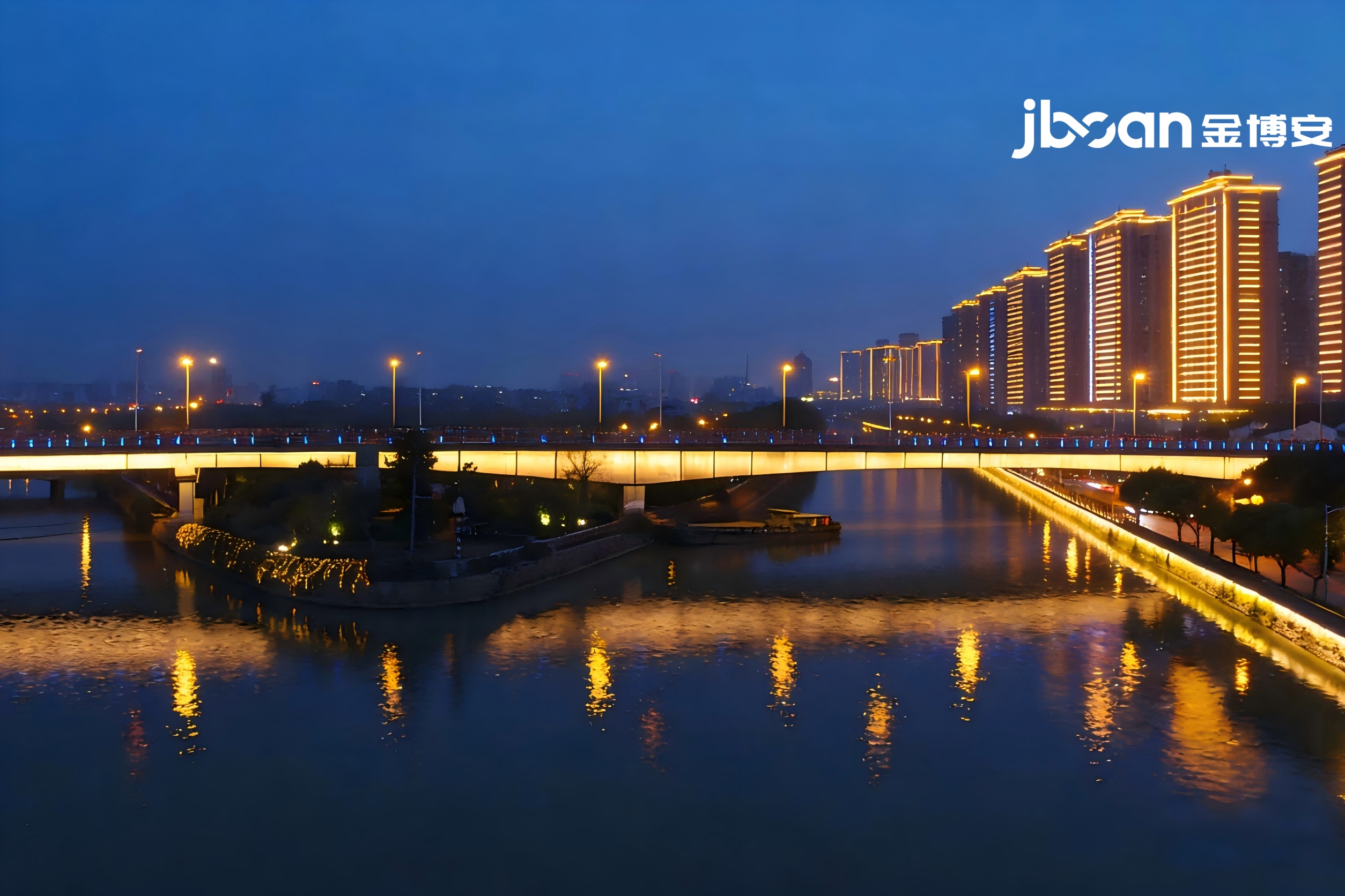 LED wall washers light up the night scene of greenways and bridges on both sides of the canal (Picture 4)