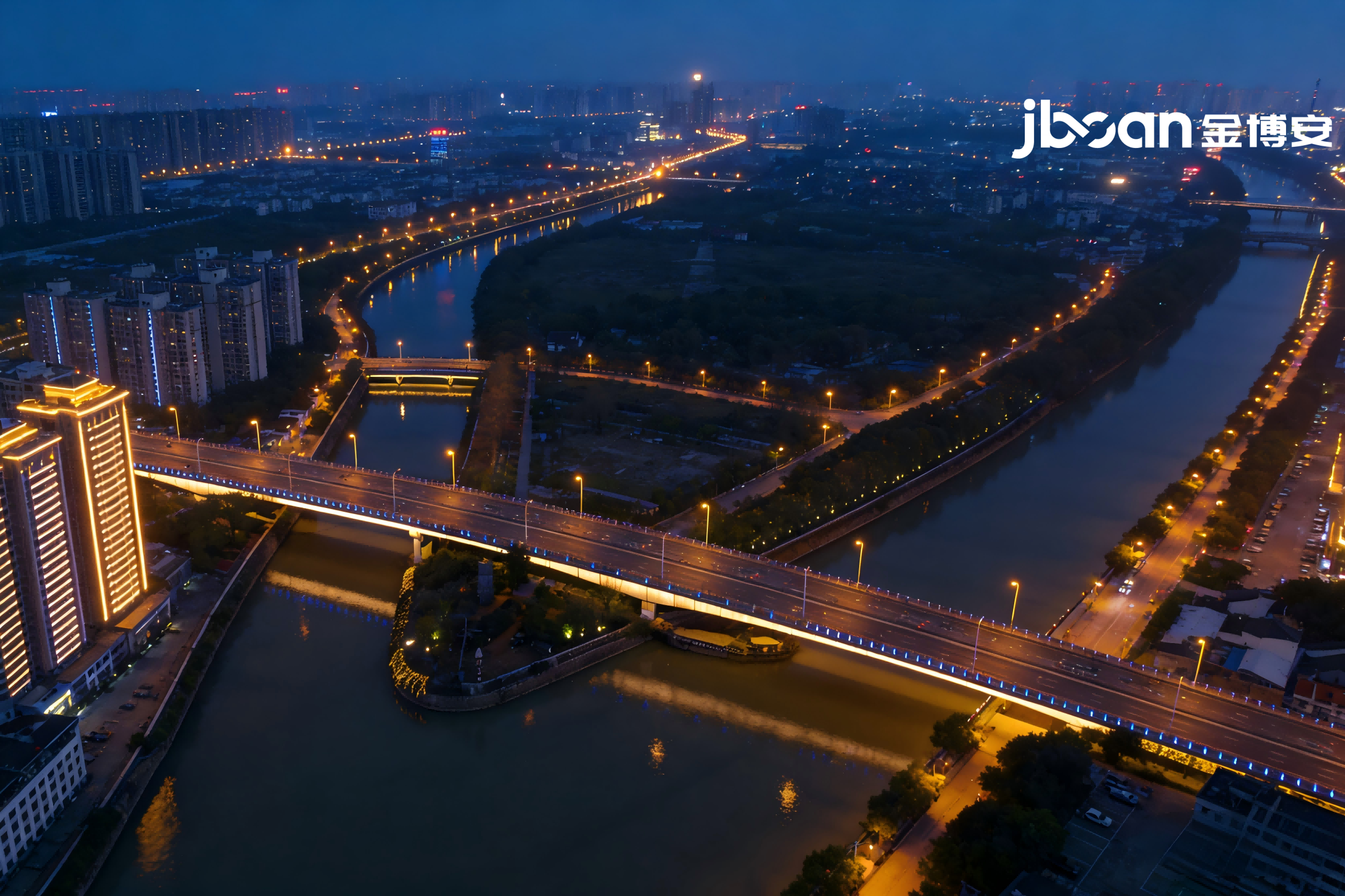 LED wall washers light up the night scene of greenways and bridges on both sides of the canal