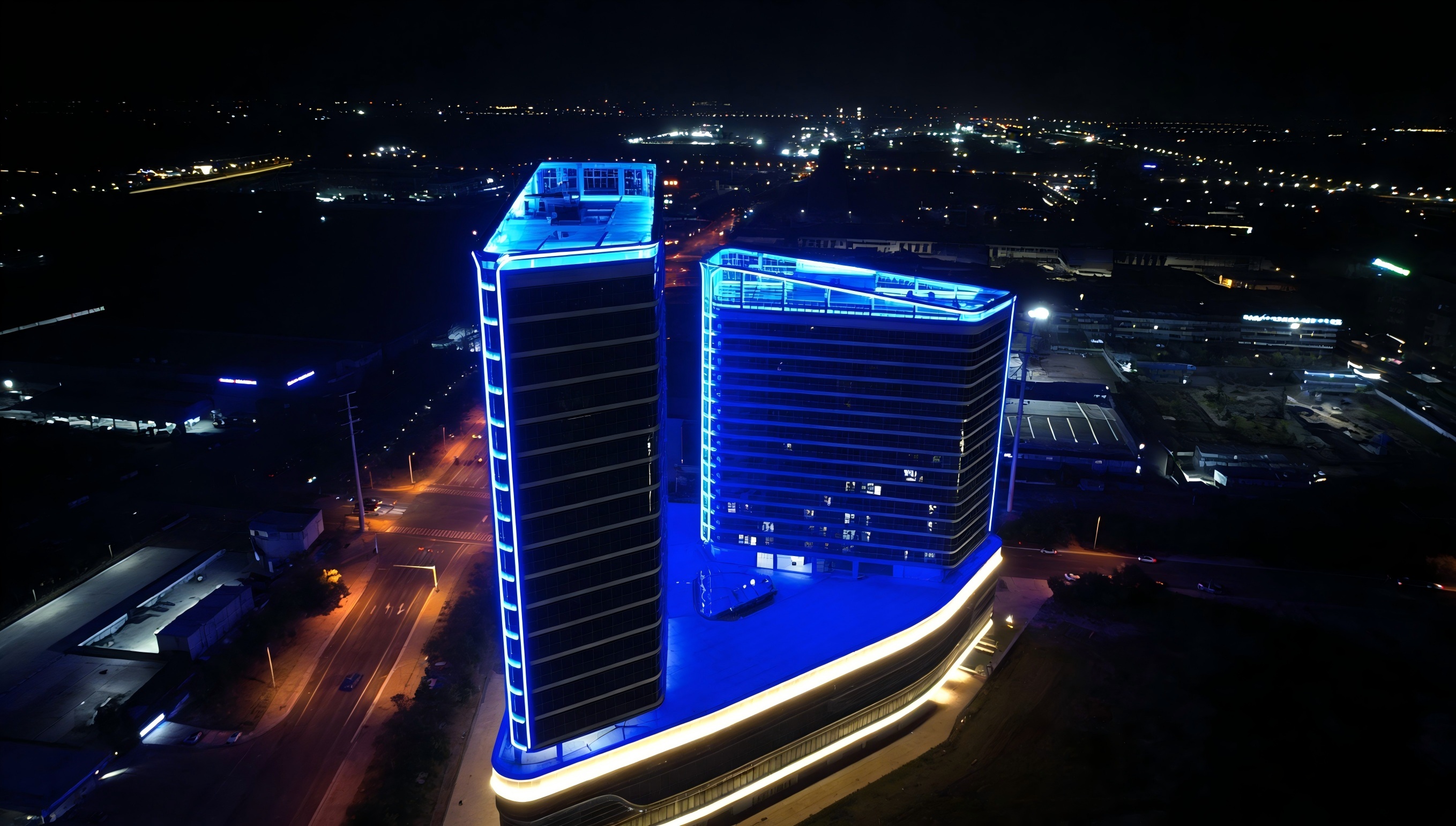 Jinboan Light and Shadow Architecture｜RGBW flexible lamps light up Shenzhen Lianying Building, renewing the aesthetics of the business night scene (Picture 1)